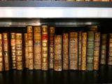beaucoup de vieux livres sur une étagère dans une bibliothèque