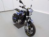 une moto bleue et blanche garée dans un garage