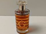 une photo d'un flacon de parfum posé sur une table