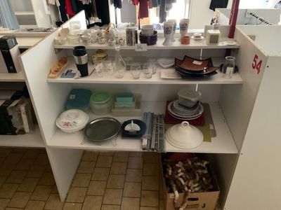 un plan de travail de cuisine sur lequel sont posés de nombreux plats et casseroles