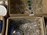 de nombreuses caisses de bouteilles en plastique vides par terre