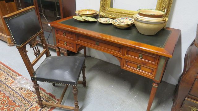 Bureau plat ouvrant à cinq tiroirs, dessus cuir, décor de grattoi...