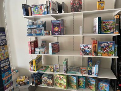 il y a beaucoup de jouets sur les étagères de la pièce