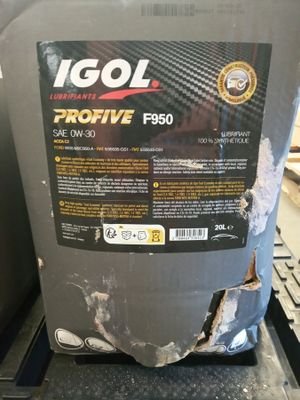 une photo d'un récipient contenant de la nourriture posé sur une table