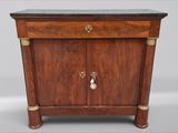 une armoire ancienne en bois, avec un plateau en marbre et des poignées en laiton