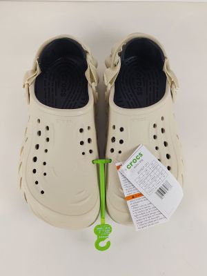une paire de Crocs posée sur une table