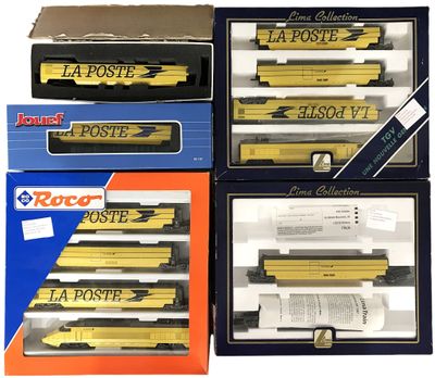 quatre boîtes contenant des wagons jaunes et noirs posées sur une surface blanche