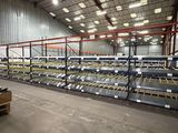 un grand entrepôt rempli d'étagères et de palettes