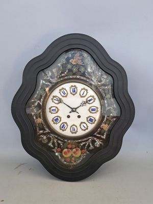 une horloge posée sur une table devant un mur