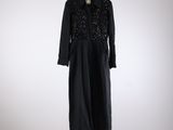une robe noire ornée de paillettes, suspendue à un cintre