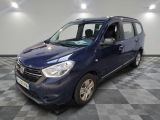 La petite camionnette bleue est garée dans une pièce au sol carrelé.