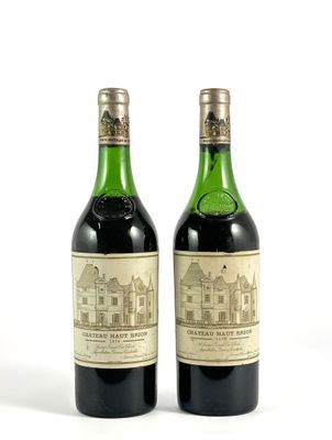 deux bouteilles de vin posées l'une à côté de l'autre sur une surface blanche