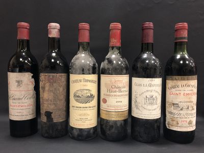 six bouteilles de vin sont alignées sur une table