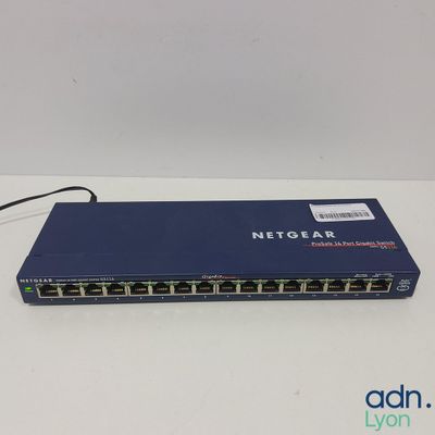 Le commutateur Netgear est connecté au port Ethernet.