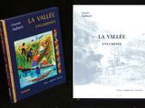 deux livres posés l'un à côté de l'autre sur une table