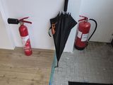 un extincteur posé à côté d'une borne d'incendie sur le sol