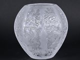 un vase en verre orné d'une carte du monde