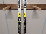 une paire de skis accrochée à un support dans un garage