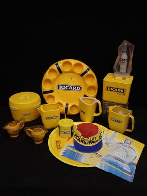 une assiette jaune avec une tasse jaune, une assiette jaune avec une tasse jaune, une assiette jaune avec une tasse rouge et une assiette jaune avec une tasse jaune