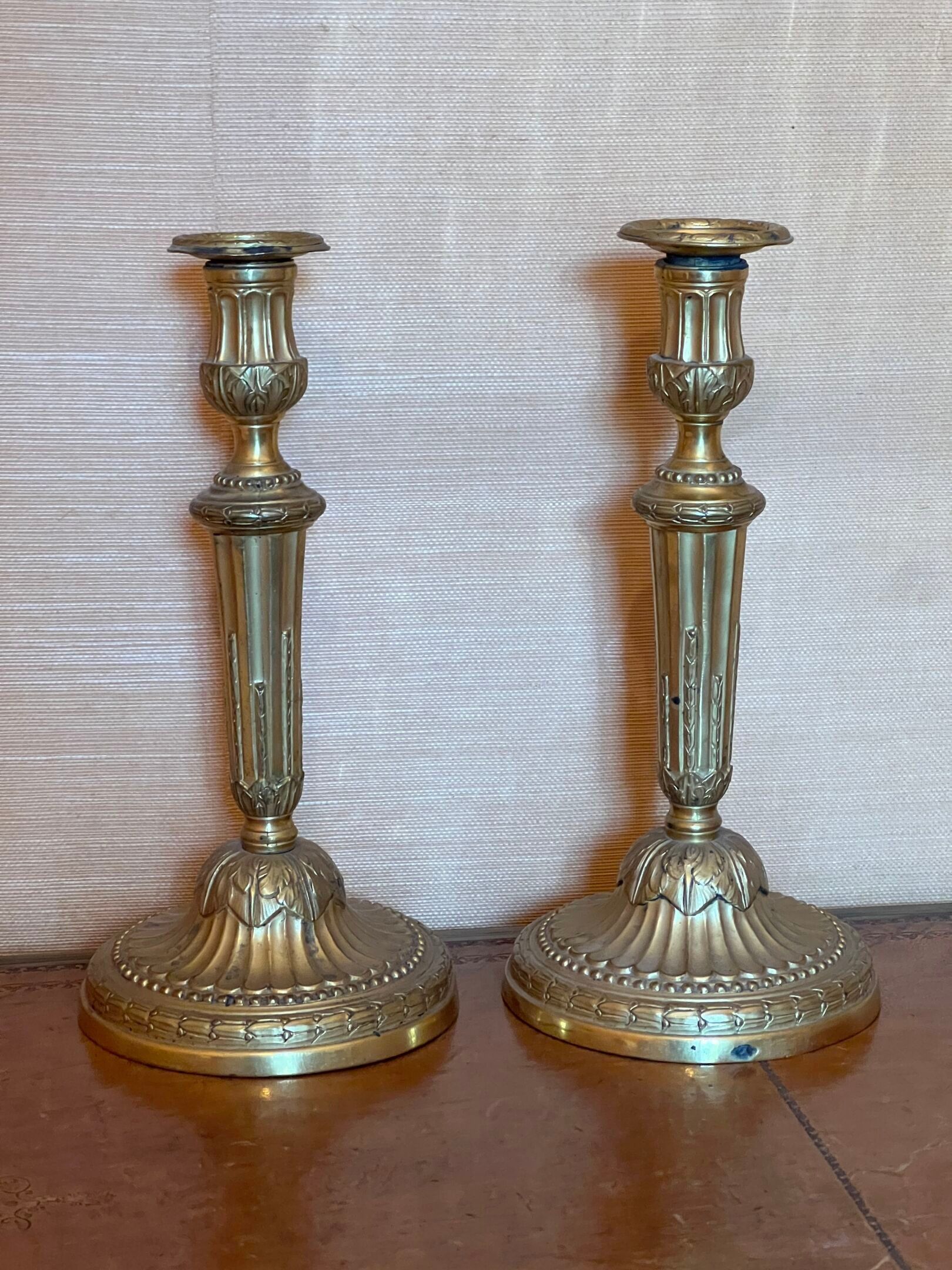 PAIRE DE BOUGEOIR en bronze doré, fûts cannelés et rudentés.
