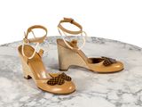 Les chaussures de la femme sont posées sur une table en marbre dont le plateau est également en marbre.