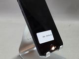 un téléphone portable posé sur un support métallique