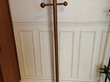 une photo d'un porte-manteau dans un coin d'une pièce