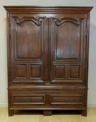 une image représentant une armoire en bois avec deux tiroirs et une porte