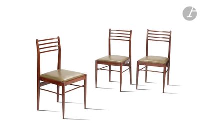 trois chaises en bois assises l'une à côté de l'autre sur une surface blanche