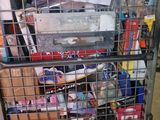 un caddie rempli de produits alimentaires et d'articles de première nécessité dans un magasin