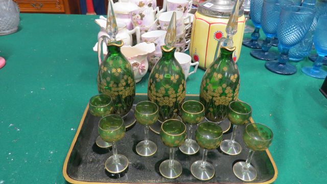 Joli service à liqueur en cristal vert à décor floral or comprena...