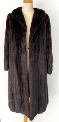 une image d'un manteau de fourrure sur un mannequin