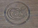 un gros plan d'une table en bois sur laquelle figure un logo