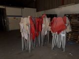 le nombre de chaises alignées dans une pièce