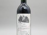 une bouteille de vin posée sur une table