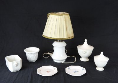 une lampe posée sur une table à côté d'autres objets