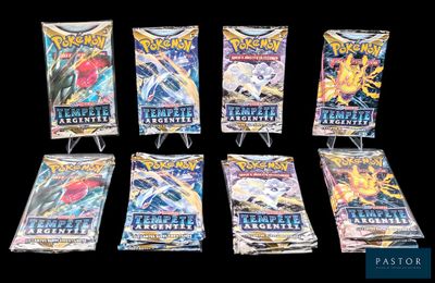 six paquets de cartes à collectionner Pokémon exposés sur un fond noir