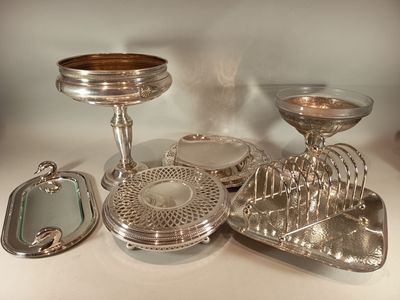 une table sur laquelle sont posés des objets en argent, avec un miroir posé dessus