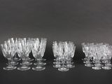 six verres à vin transparents alignés sur une surface noire