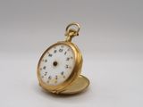 une image représentant une montre de poche en or avec un cadran blanc