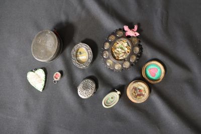 un grand nombre de petits objets sur une surface noire