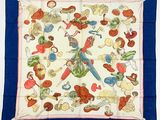 une photo d'un foulard carré bleu et blanc orné d'animaux et d'oiseaux