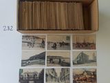 une boîte remplie de vieilles cartes postales posée sur une table