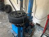 une machine à démonter les pneus qui est rangée dans un garage