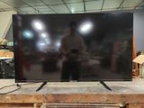 une photo d'un téléviseur à écran plat posé sur une table en bois