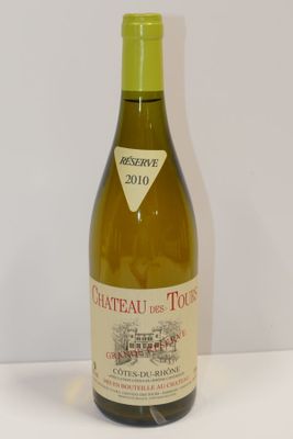 une bouteille de vin posée sur une table