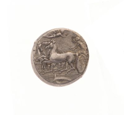 une pièce d'argent sur laquelle figurent un cheval et une calèche