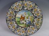 une assiette décorative sur laquelle figure l'image d'une femme et d'un enfant