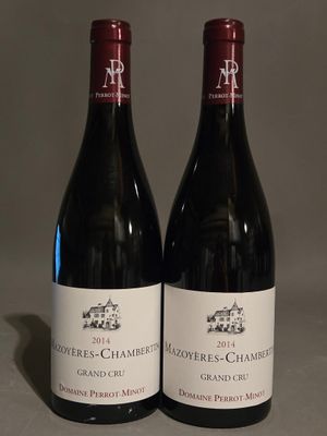 deux bouteilles de vin rouge posées l'une à côté de l'autre sur une table