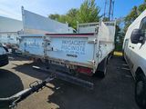 un camion blanc garé à côté d'une camionnette blanche